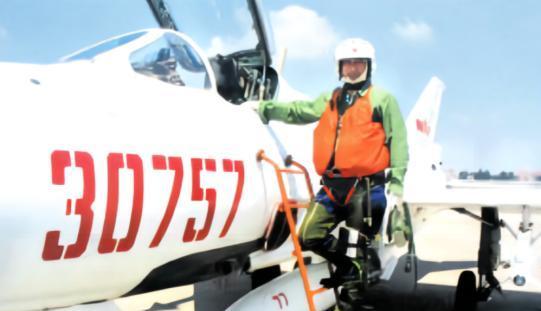 2005年10月，一河南农民驾驶拖拉机正拉着满车玉米路上行驶，突然，一阵巨大轰鸣