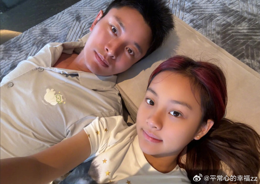 甜馨陪贾乃亮过42岁生日热点观点﻿甜馨陪贾乃亮过42岁生日：亲手做蛋糕+定制奖