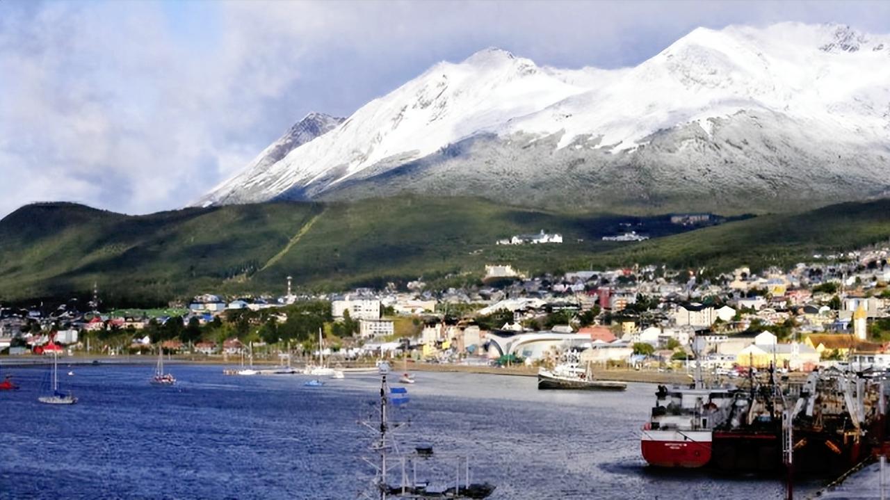 号称“世界最南端”的乌斯怀亚，也就是离南极就800公里、相当于北京到济南那么远的