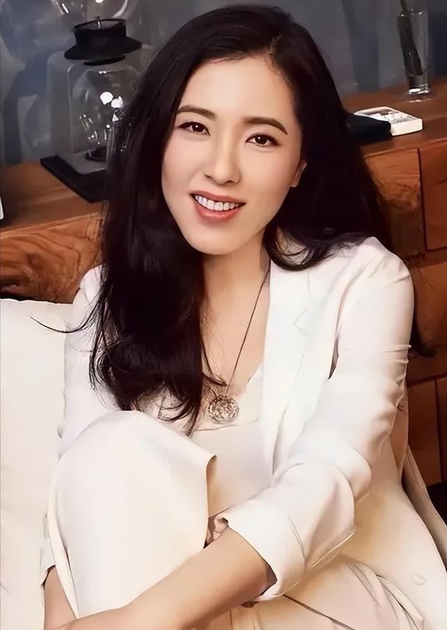 当年李连杰拿着茶饼跟曾黎“显摆”：“看，我这可是108年的老茶。”曾黎表示不屑，