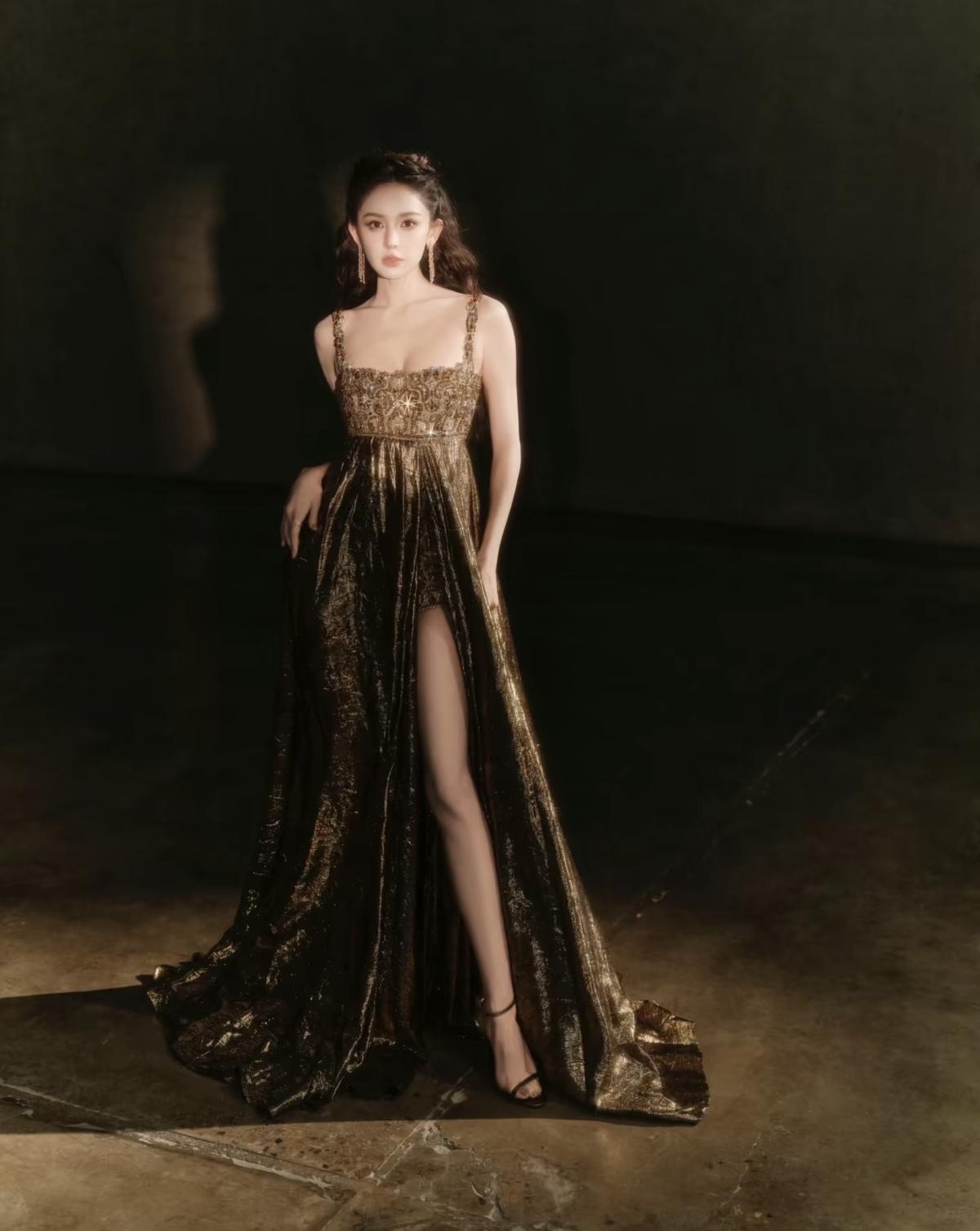 古力娜扎这身吊带拖尾礼服太绝了！重工刺绣+丝绒亮片材质，高开叉设计勾勒出修长线条