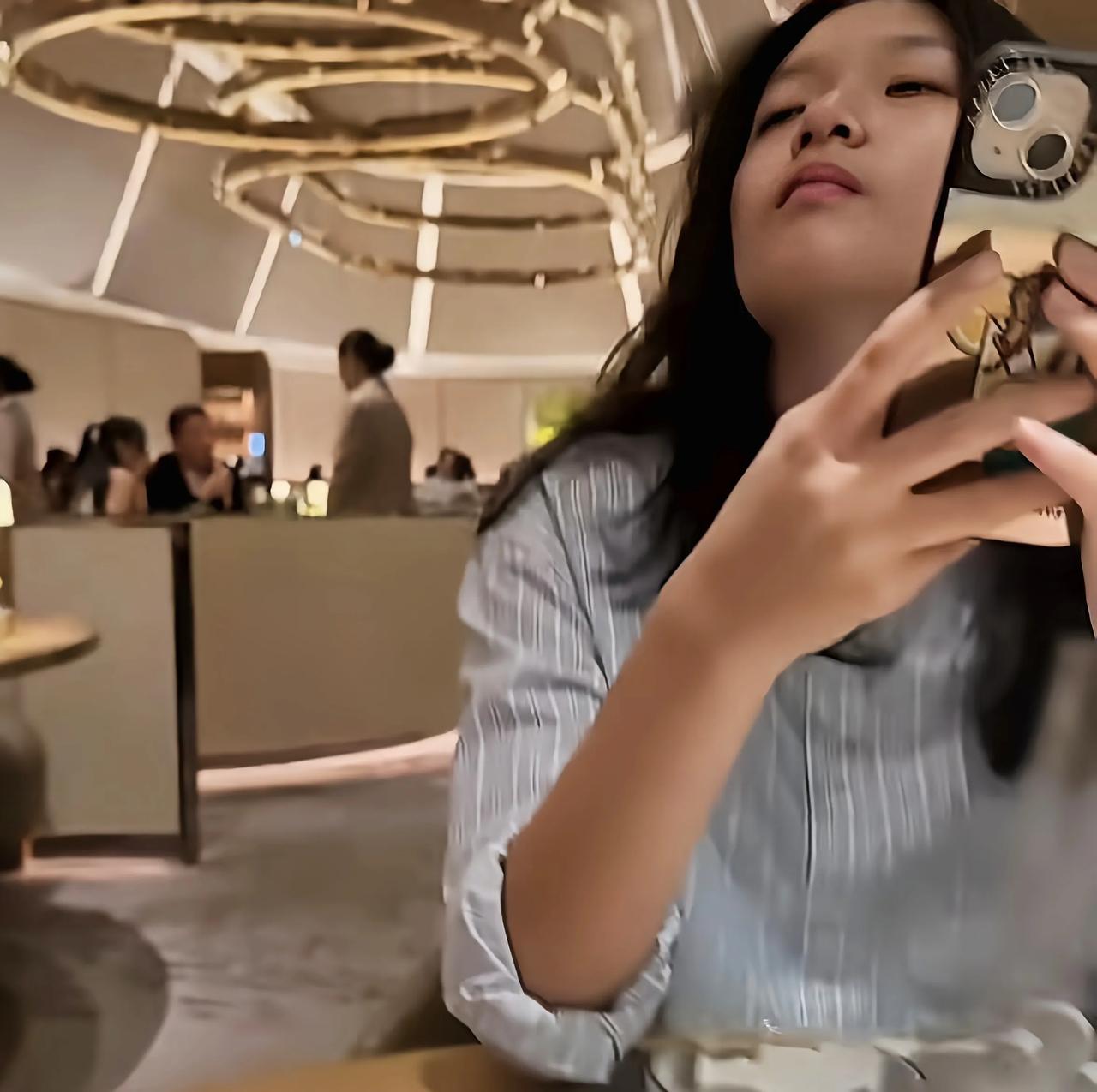 小玥儿最近的风格，让人不禁眼前一亮，这才回北京几天变化太大了小玥儿最近几张照