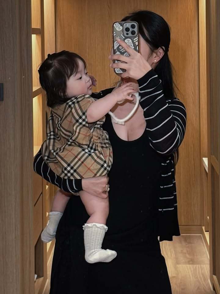 陈奕陈奕加油20260727INS【c.cc__5】有鏡子就忍不住拍一張