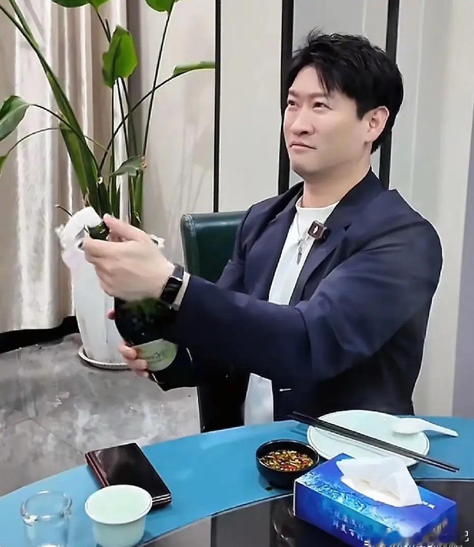 曹云金演出结束后开香槟庆祝，有人在下面评论，不是说回民不喝酒吗？这话不严谨，回民