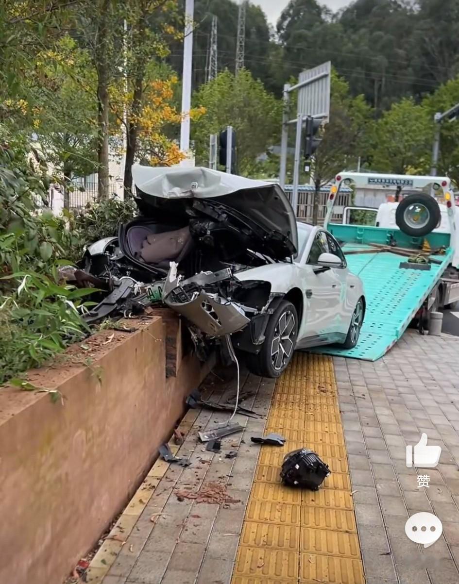又一起酥妻的交通事故，女司机一个人蹲在路边，一脸惊魂未定的样子，疑似转弯时错把油