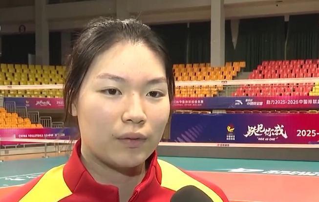 张籽萱，于2008年8月出生在江苏省，中国女排运动员，司职二传。这位小姑娘可了