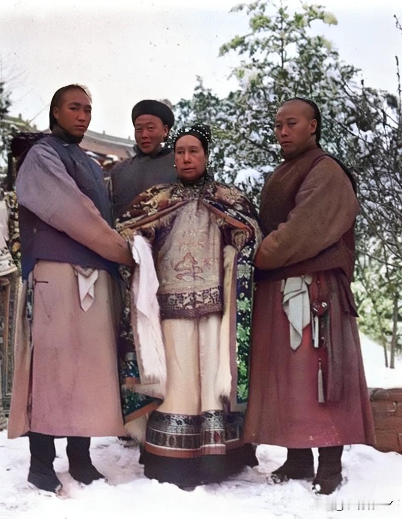 这才是1903年慈禧太后在万寿山的真实貌相，这可不是演戏，也绝非电视剧中的演员，