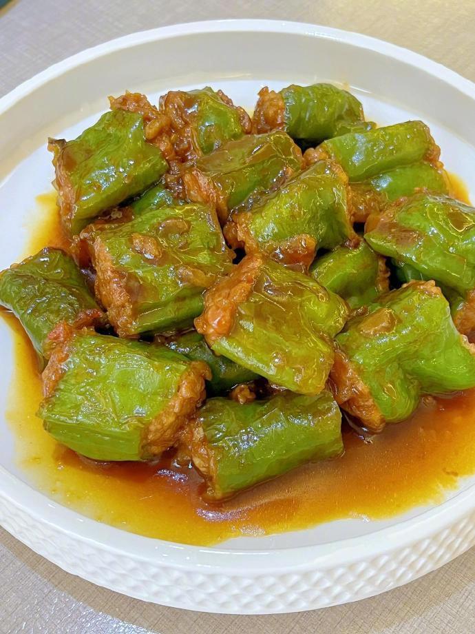 今天做了一道百吃不厌的下饭菜，青椒酿肉。