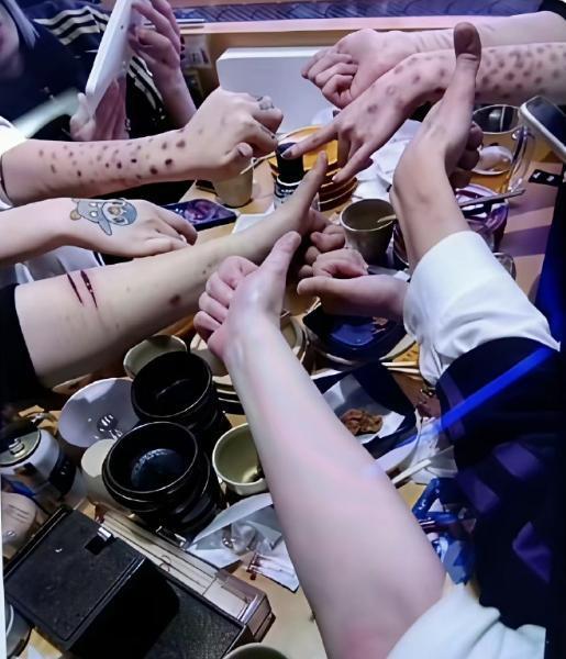 日本是一个神奇的地方，小学生吃不饱饭，年轻人秀梅毒，老年人超长待机不下岗。日本