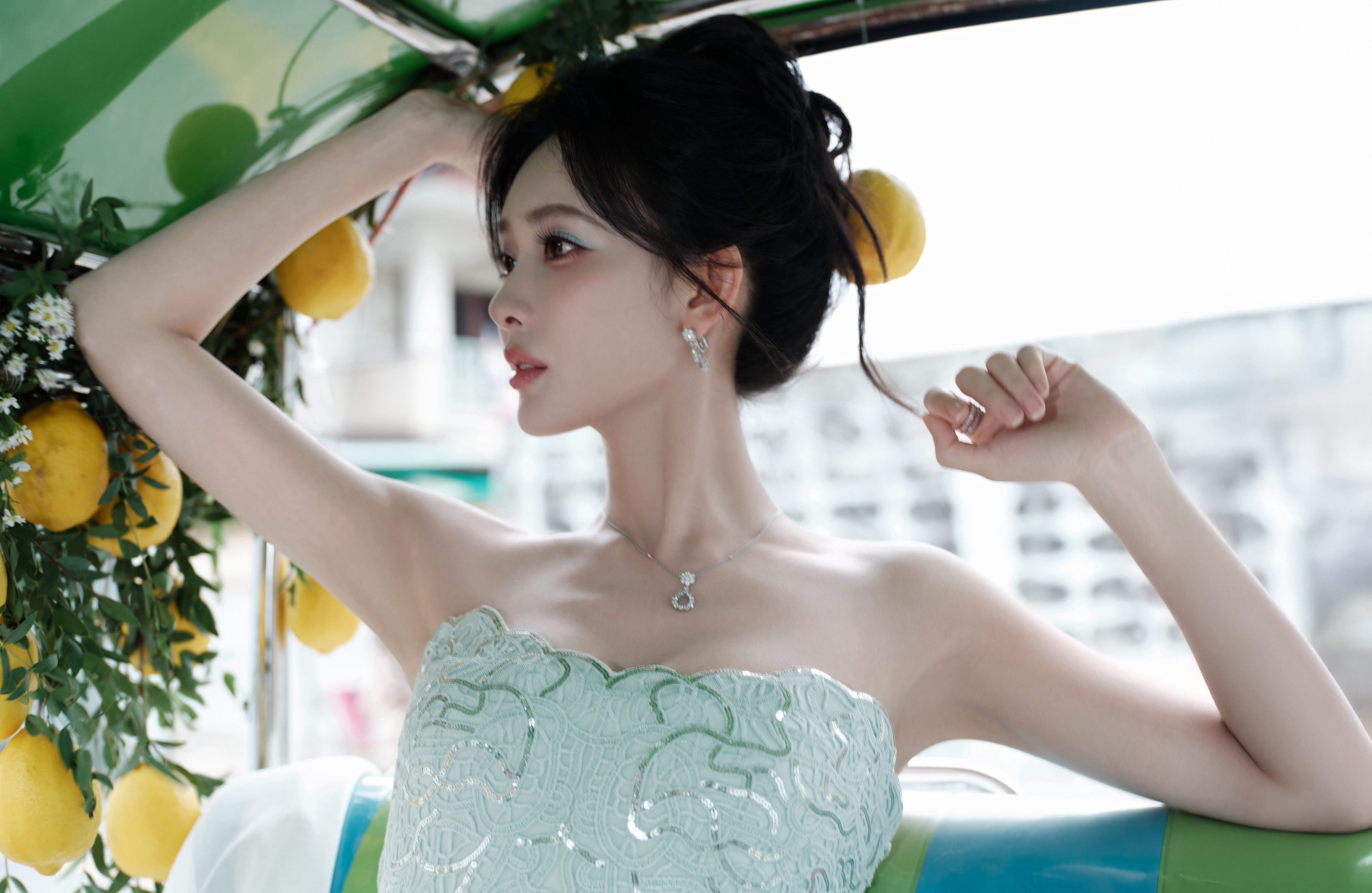 孟子义inWeSpark泰国见面会造型大片，身着ElieSaab亮片刺绣抹
