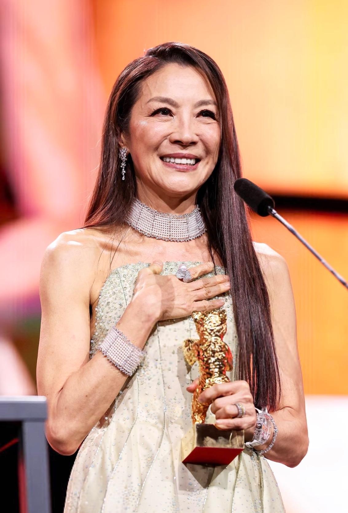 杨紫琼这个奖的含金量是真的高，因为影帝影后的奖杯都是银的，只有杨紫琼的终身成