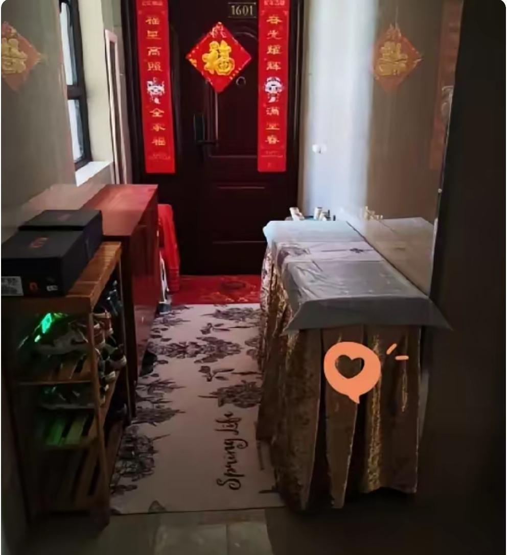 网上看到这张照片，两家都在门外放置鞋柜。唉！在我看来，两家都不要在门外放置鞋柜，