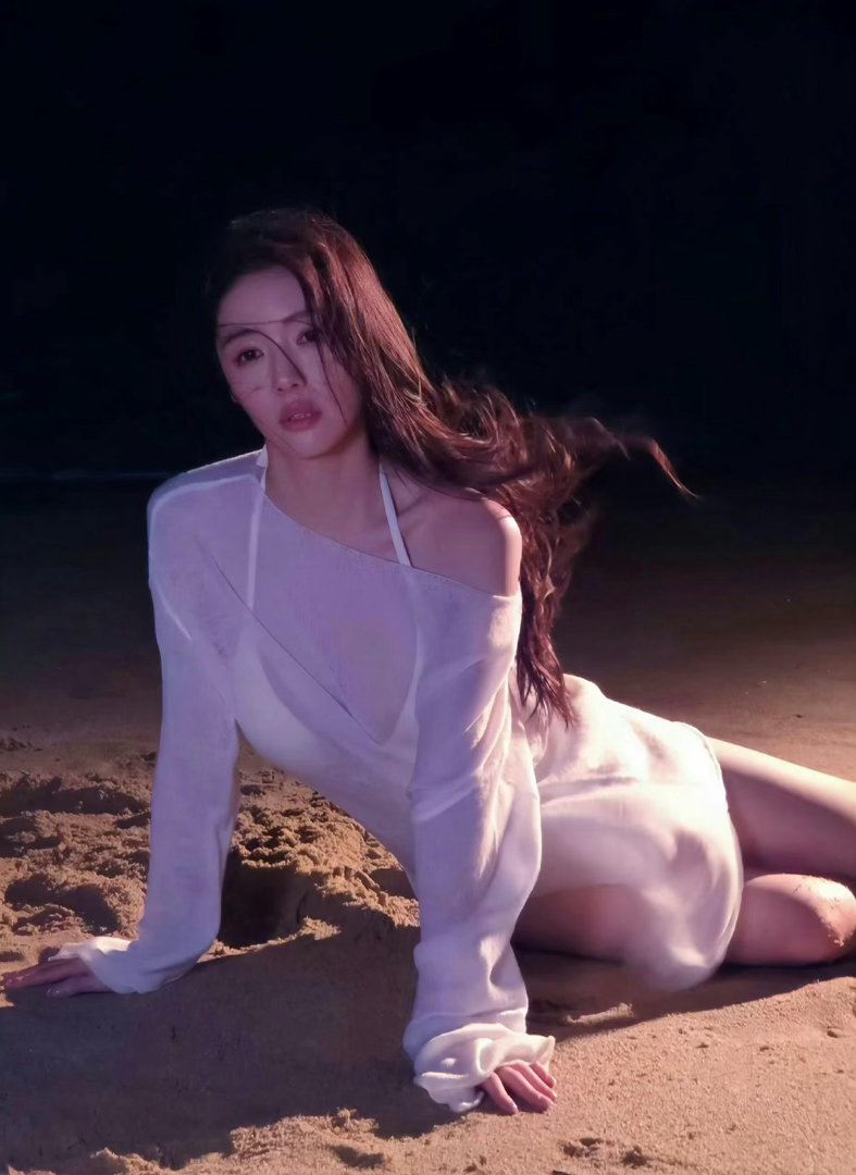 蔡文静海边月光下的白裙清冷破碎感