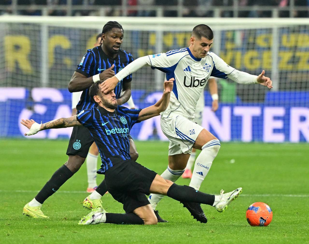 国米虽然在裁判上还是遭受到了不公，可是依旧凭借着自己的实力，让二追四，只是在国米