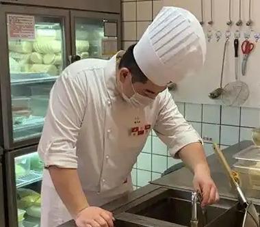 笑得我肚子疼你敢信？青椒炒肉丝难倒西贝大厨？西贝后厨这场直播连青椒肉丝