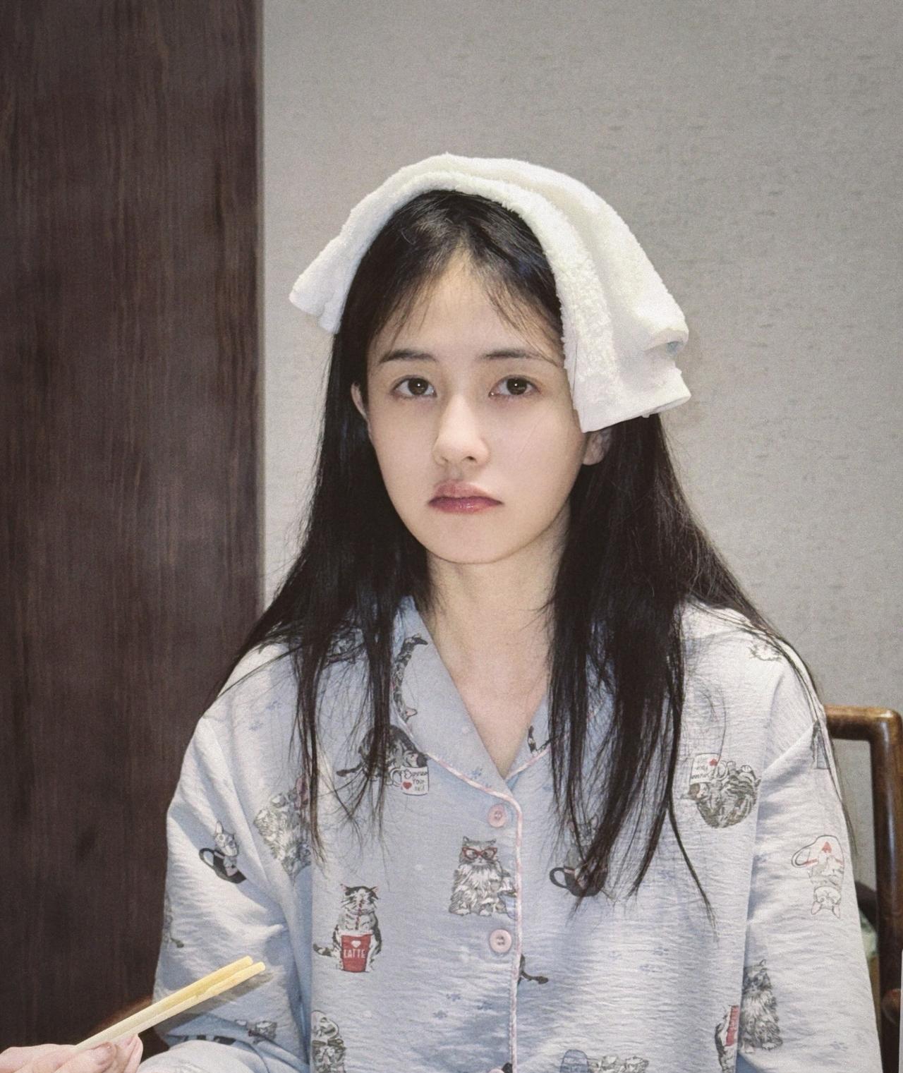 8月14日晚，白鹿晒日常美照，并配文：“会好好吃饭，好好照顾自己，放心”。白鹿