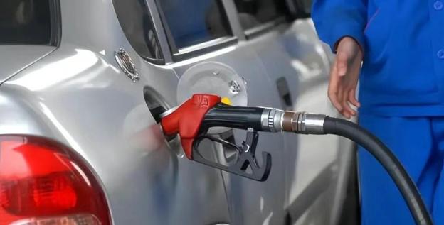 上周跟老司机跑长途，到加油站他喊：“加200！”我纳闷：油箱空了大半，咋不加满？