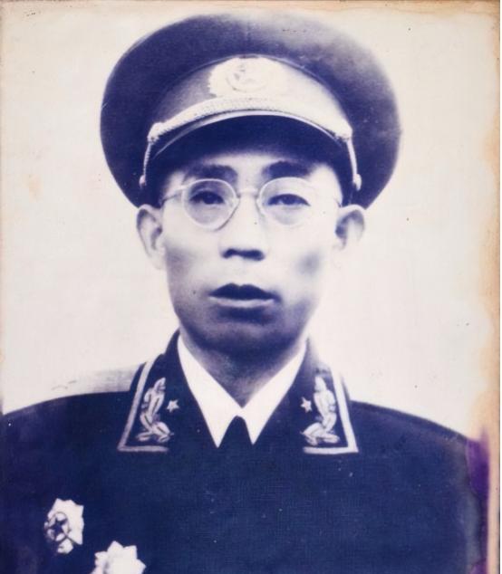 1939年，八路军715团打了胜仗，团长看中了一支手枪，想留着，政委却坚持上交，