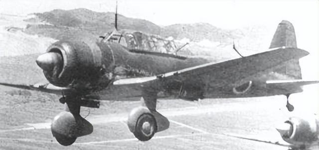 1943年，山东栖霞，20名八路军正在吃饭。突然3架敌机俯冲而来，班长慌忙大喊：