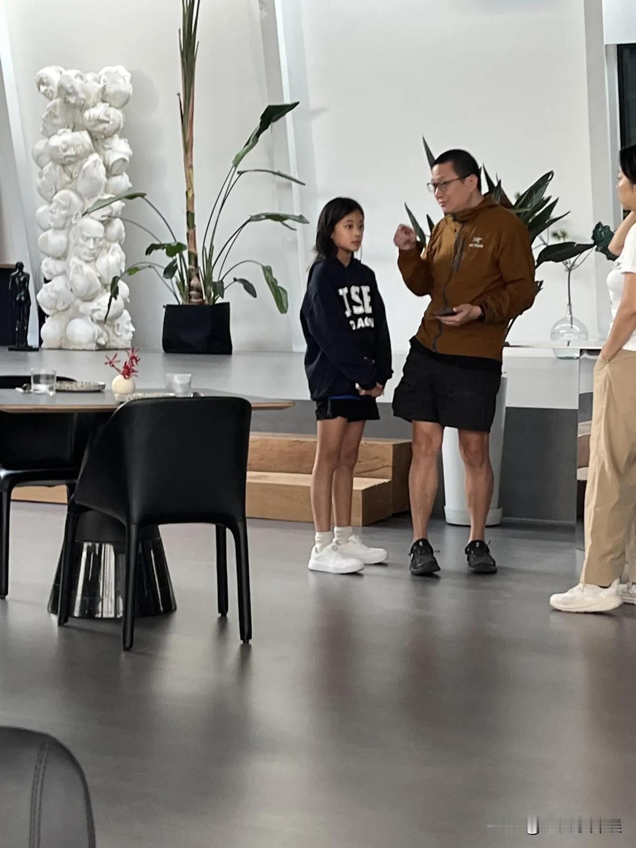 偶遇梅婷闺女小快快，比电视上都好看第一眼被推腿吸引，第二眼被挺拔的鼻骨吸引，