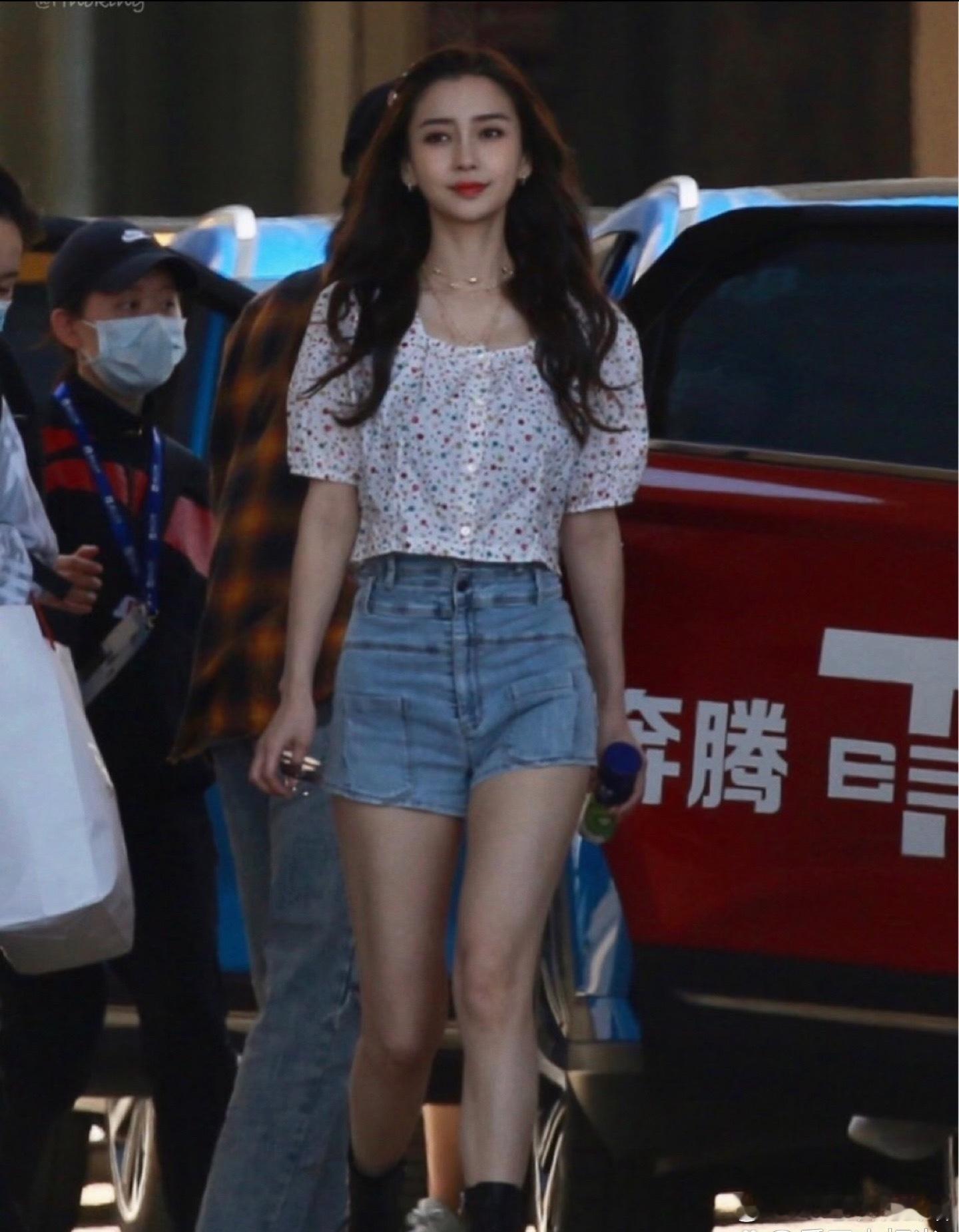 Angelababy当妈妈了还这么有少女感太让人羡慕了