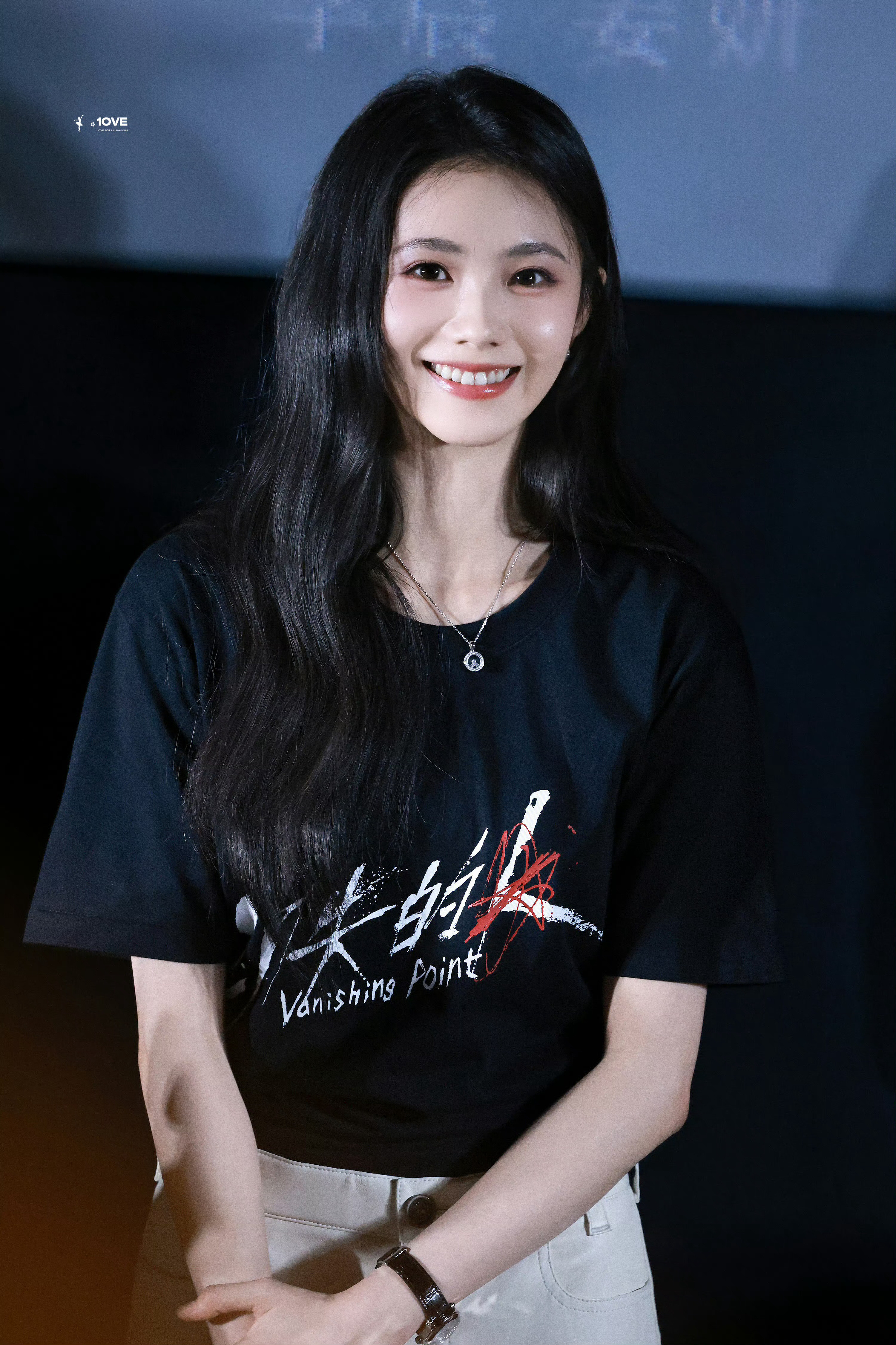 刘浩存新电影首映礼现场图，真美到发光