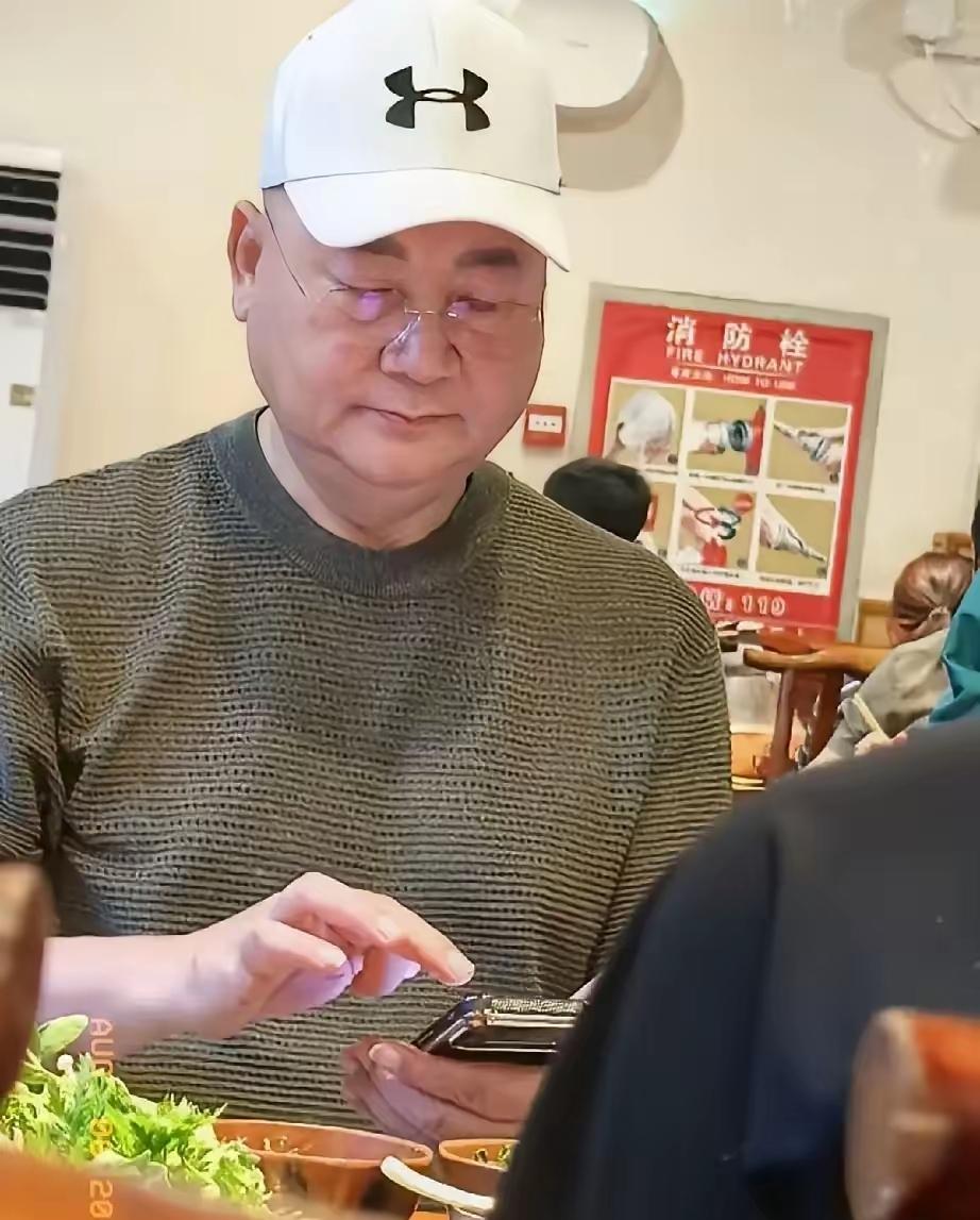 西游记唐僧的扮演者迟重瑞这一辈子把好运气都占全了。当初西游记扮演者徐少华就因为工