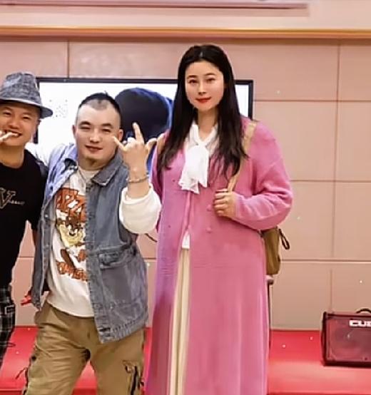 模特于娜和小12岁老公的合照，说实话两人站一起差距挺大的，于娜比她老公高不少。