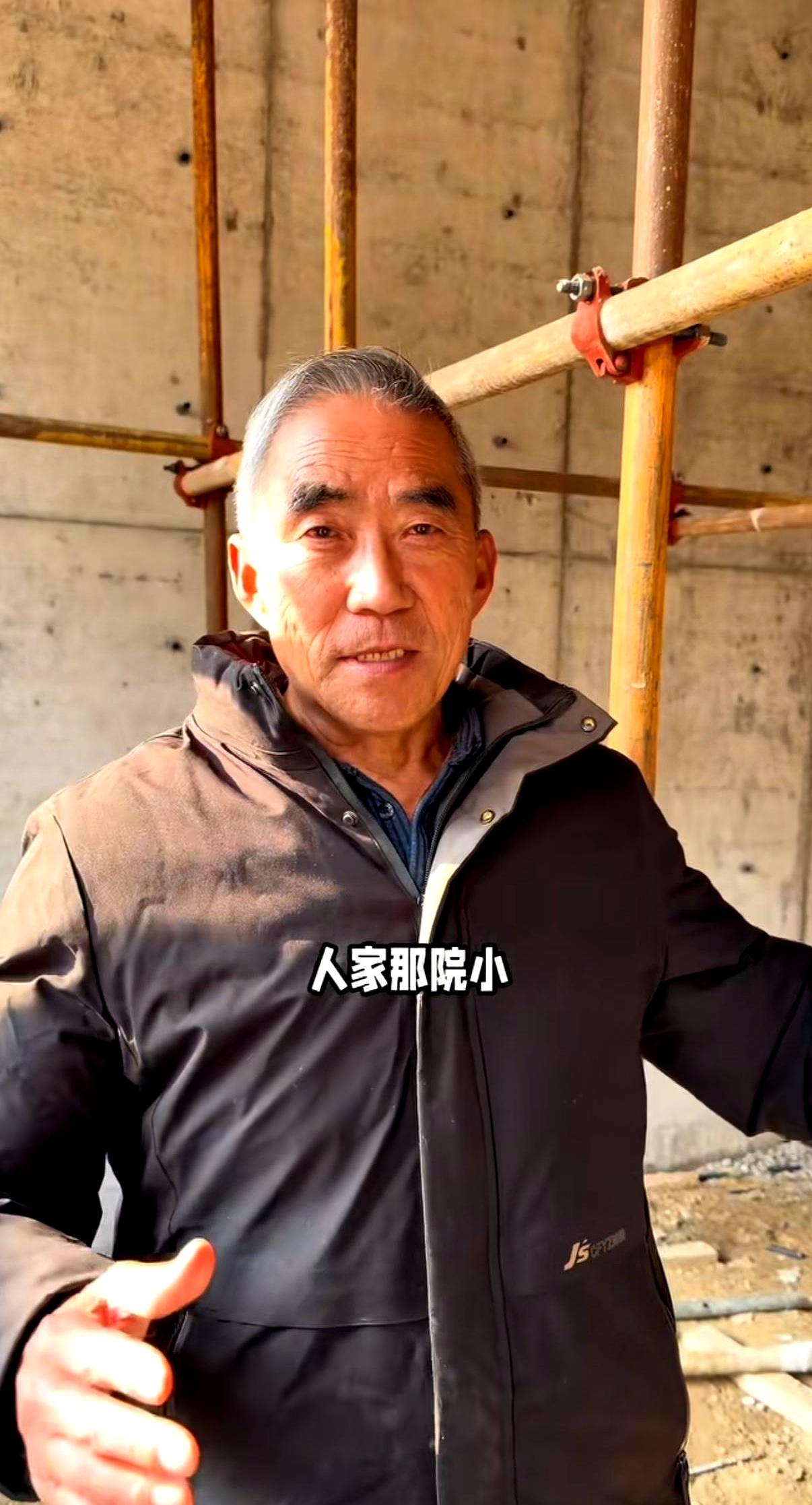 当封顶礼炮刚响起时，瓦却挂不上去，门口站着邻居。麦小登父女从头到尾不抹黑人，后