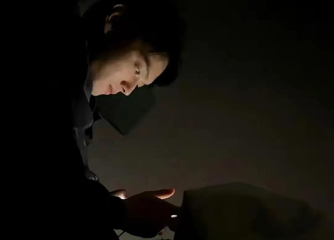 这一次，于正不仅保护不了许凯，可能还把自己“搭进去”。18线女演员许荔莎开撕