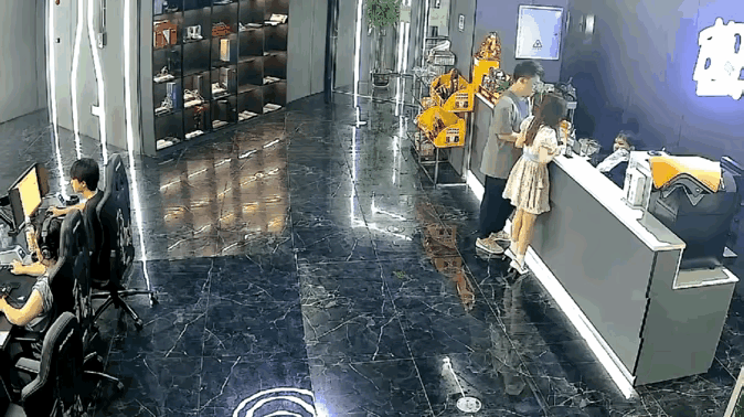 女孩身材不是很高，长得也比较单薄，但是脾气毫不含糊，动作也相当的到位，男子对她很