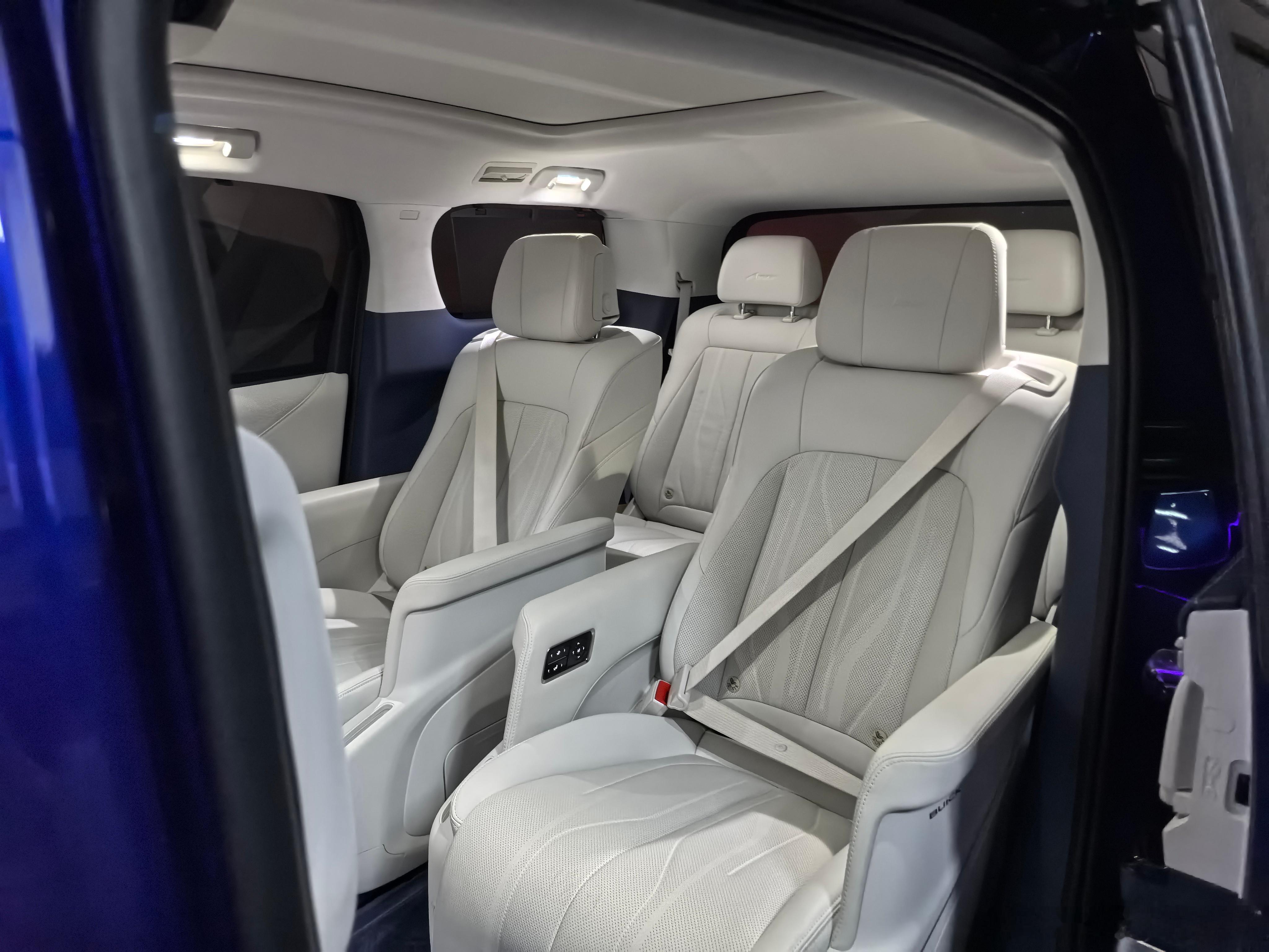 24款GL8新能源陆尊奢享版6座，顶配41.99w那个，混动绿牌3.3万