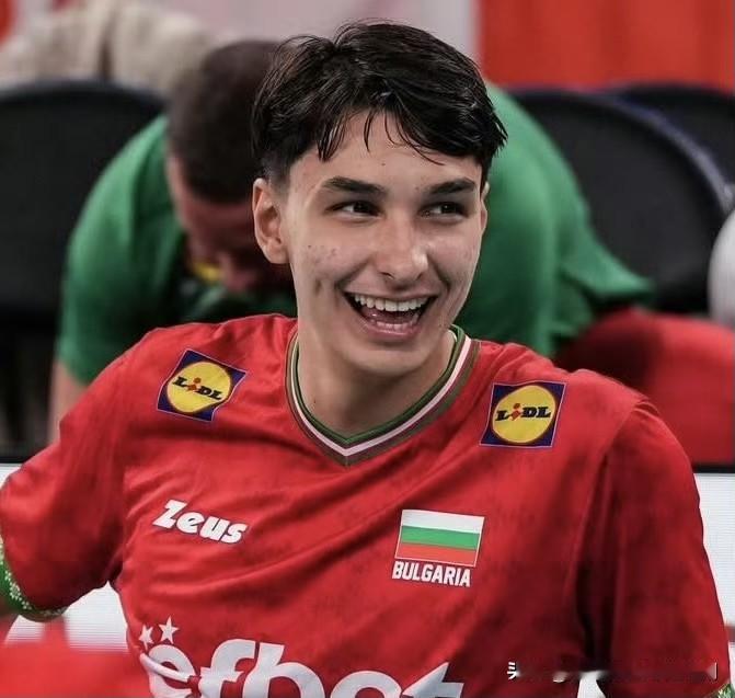 【各大俱乐部争抢小尼克洛夫】据国际媒体报道，有4家意大利豪门俱乐部、3家波兰