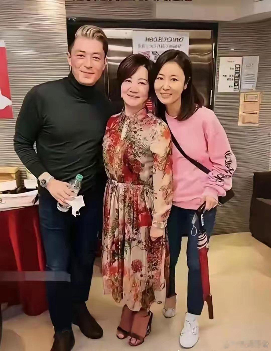 47岁的霍建华和丈母娘合影照片，法拉利老了还是法拉利啊。