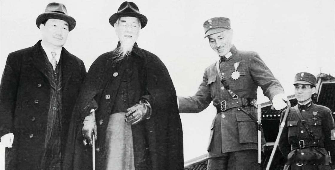 1936年，蒋介石西安脱险飞抵南京机场，何应钦快步上前率先接机，不料蒋介石径直绕
