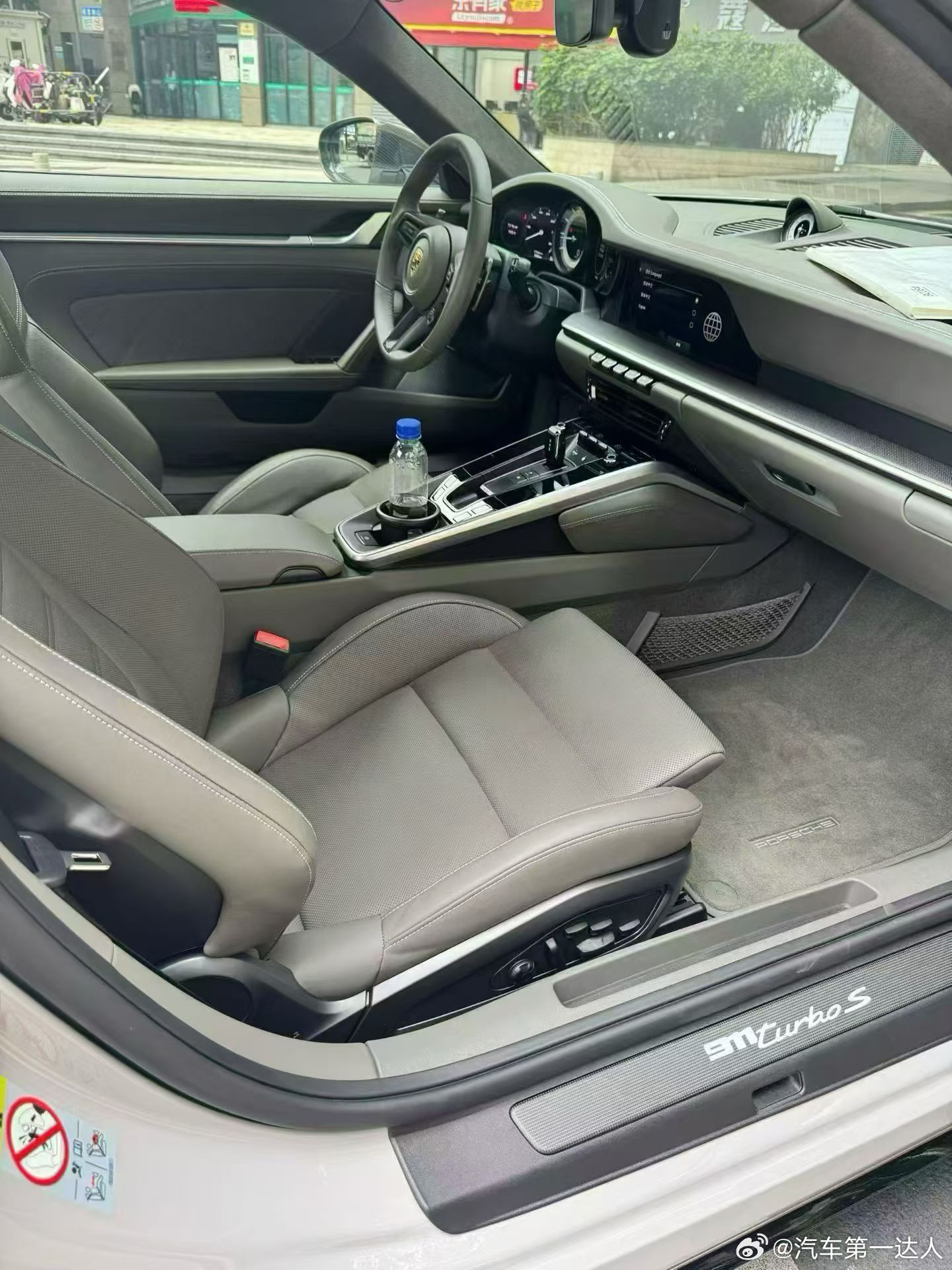 真正的热爱，从不是妥协将就，而是拥有顶配的偏爱。23年上牌保时捷911Turb