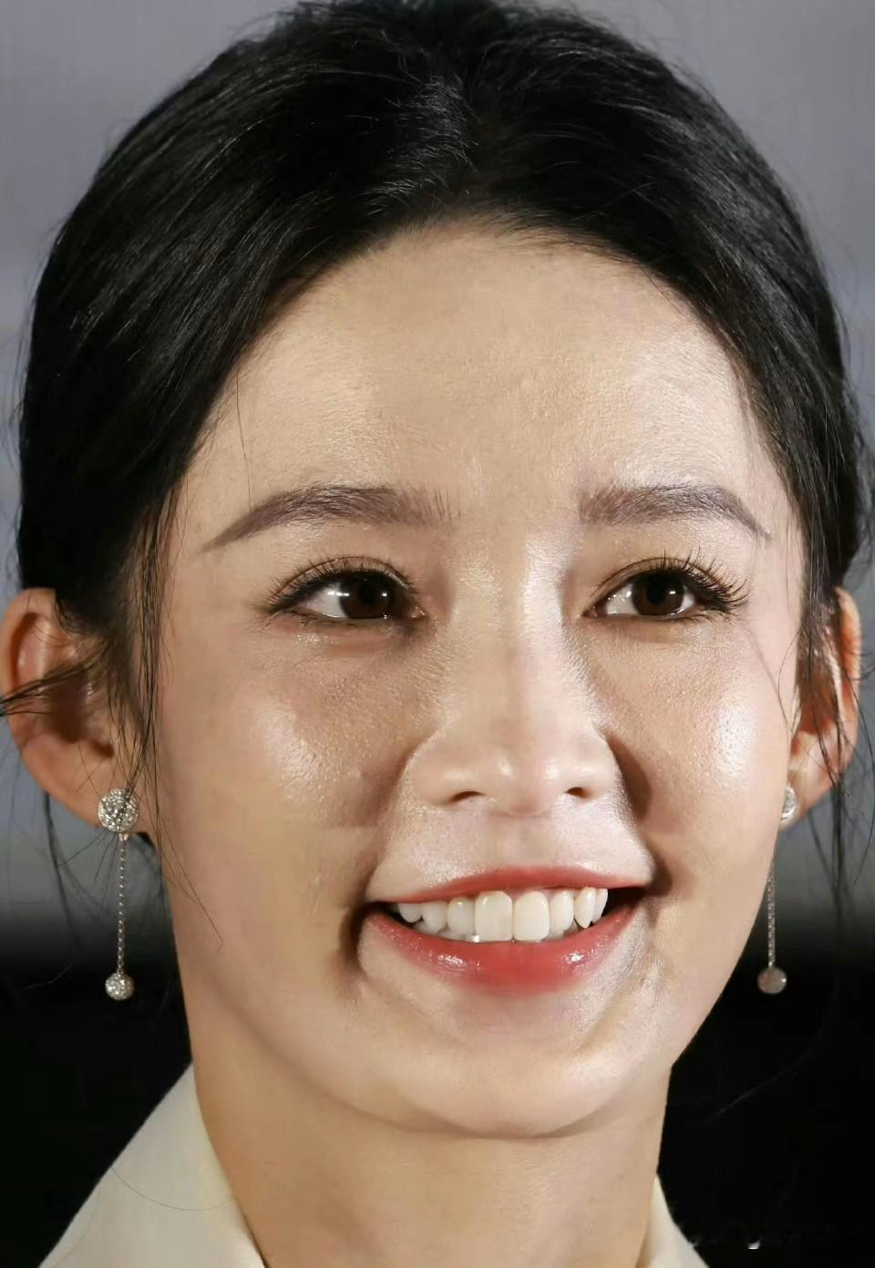 大美女演员李沁脸部特写，虽然五官很精致，但是皮肤状态略显粗糙。这或许是做为演员作