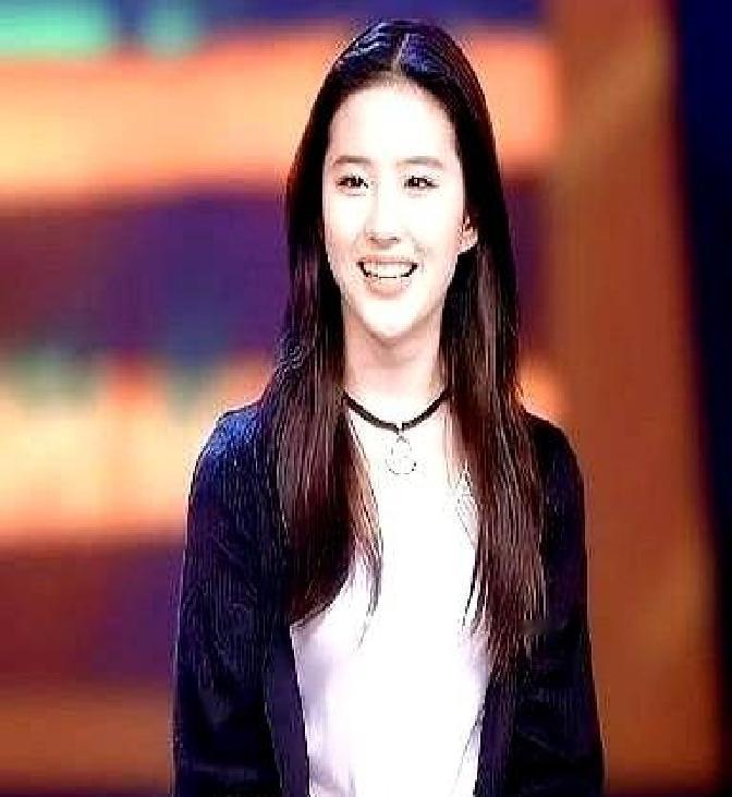 刘亦菲的一张街拍，选了黑色丝袜，WolfordTights50，结果全网断货