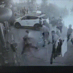 陕西西咸新区，一户村民家里拆迁的事还没谈拢，价钱没说好、字也没签。谁知道突然冲过
