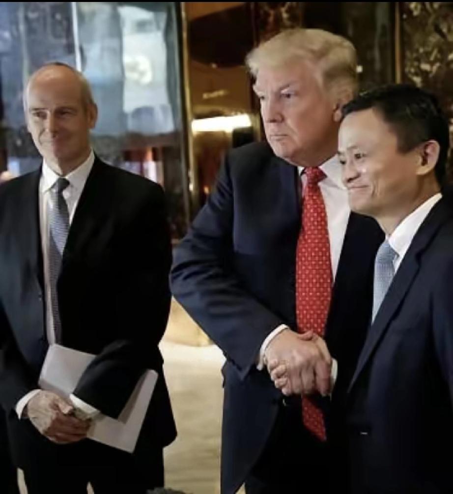 特朗普以为自己力气大，要跟马云比赛掰手腕。他万万没想到，自己不如马云的手劲大；