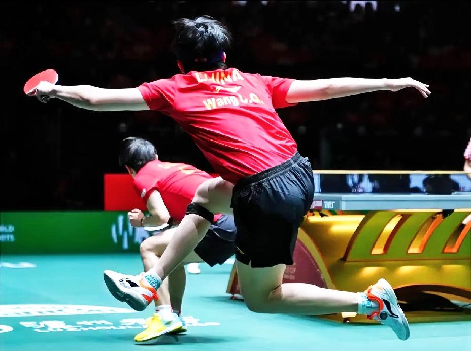 莎头混双太有看头了，这经典动作无人超越。八年的搭档，这默契是真得无敌了。