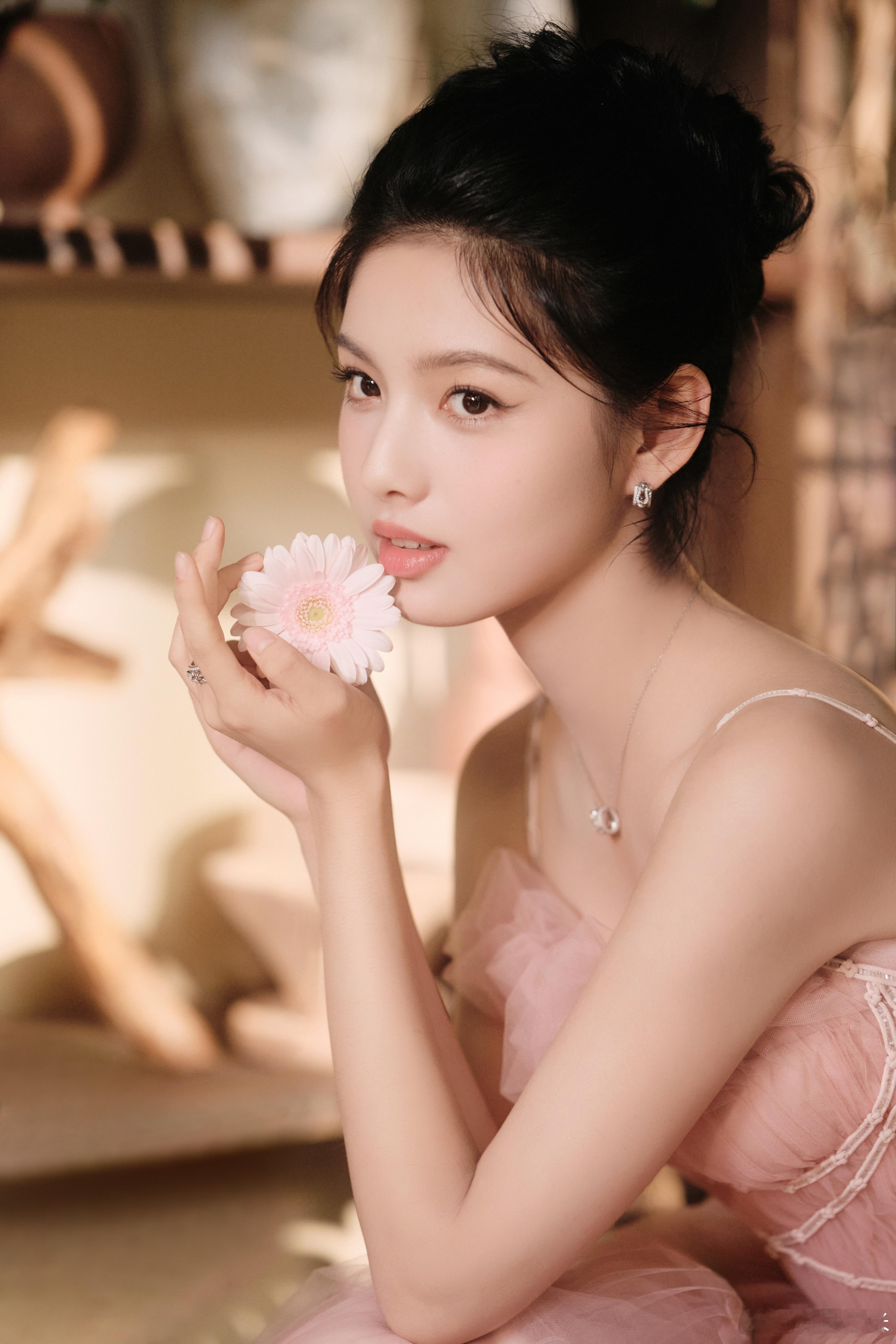 艾米 少女感与精致感并存，下颌线利落又温柔，一颦一笑都甜进骨子里，又藏着不经意