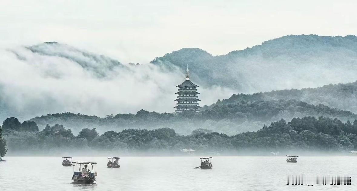 晴西湖不如雨西湖，雨西湖不如雾西湖，雾西湖不如雪西湖。雾西湖已经这么美了，