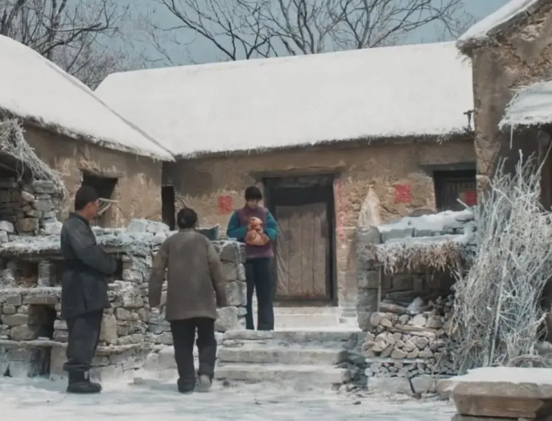 《生万物》里，村里的雪是假的。能够确定的是，宁绣绣被绑架上山的那场戏，是在吉林