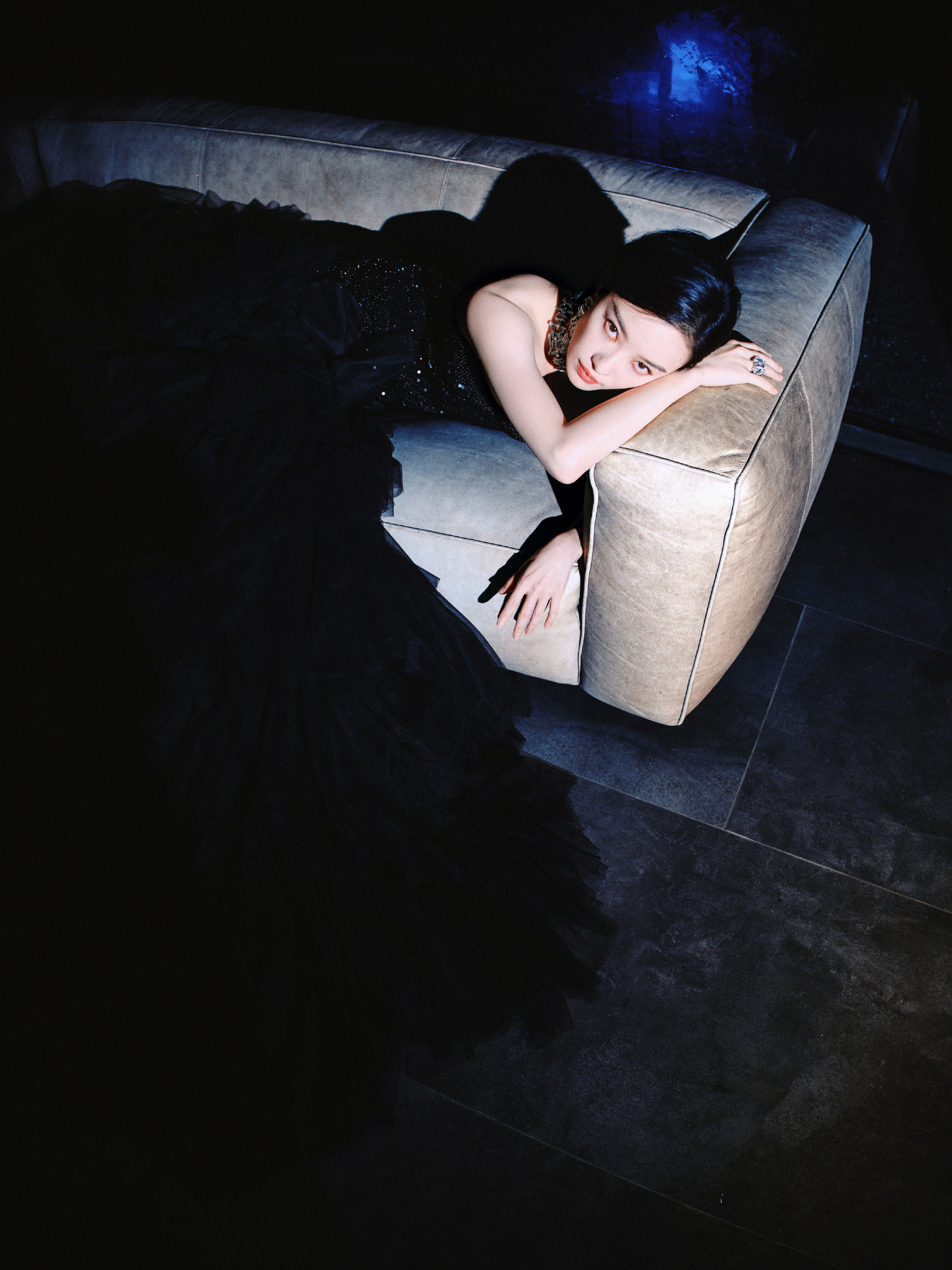 每一步都走出电影大片质感！黑裙如夜，白裙似雪，细微处皆见时尚功力。金鸡奖主持首秀