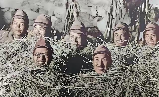 某一个冬天，日本人在中国扫荡，没有及时准备冬装，于是便钻进了村民的草垛子里面取暖