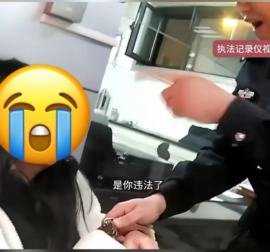 女子来来回回进试衣间，引起工作人员的注意，原来她根本没有在试衣服，而是在试衣间里