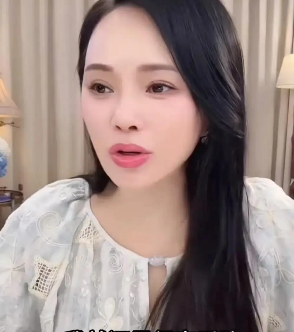 感觉伊能静已经配不上秦昊了，秦昊作品越来越多，人越来越帅，伊能静50多了还是恋爱