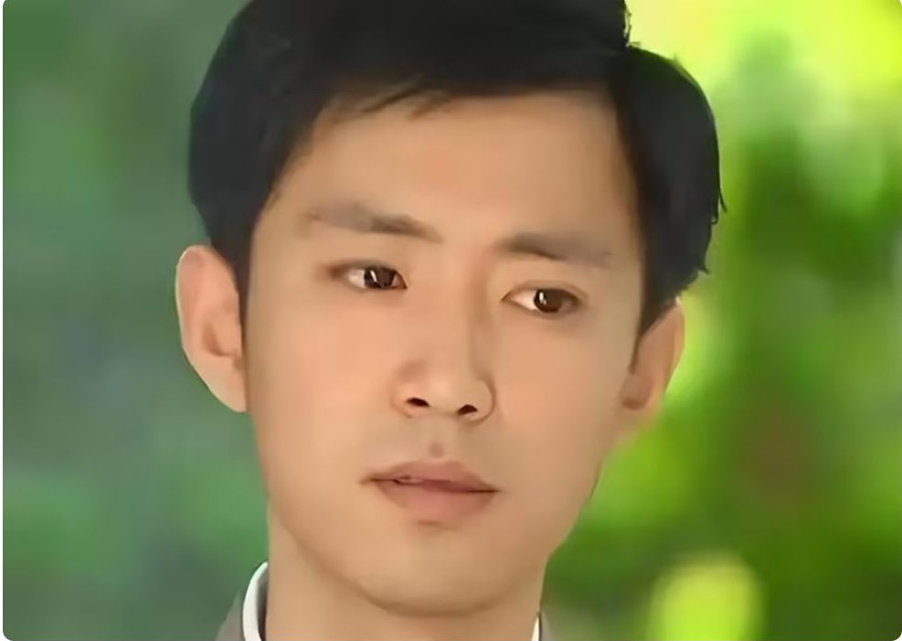 夫妻俩都是实力派，尓豪女儿高中毕业，妻子王一楠盛装打扮