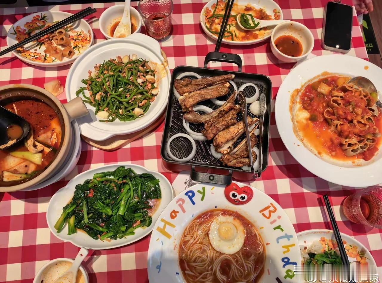 昨天中午带老婆孩子去吃饭，看西贝不是很多人也懒得去排队，于是去西贝吃了。三